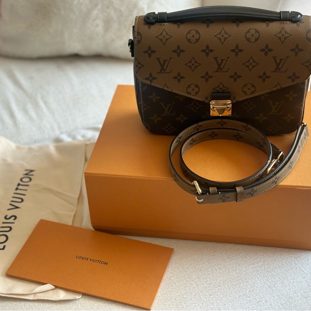 Louis Vuitton Pochette Métis in reverse monogram barely used like brand new